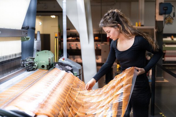 Fransje Gimbrére in het TextielLab. Foto door Patty van den Elshout.