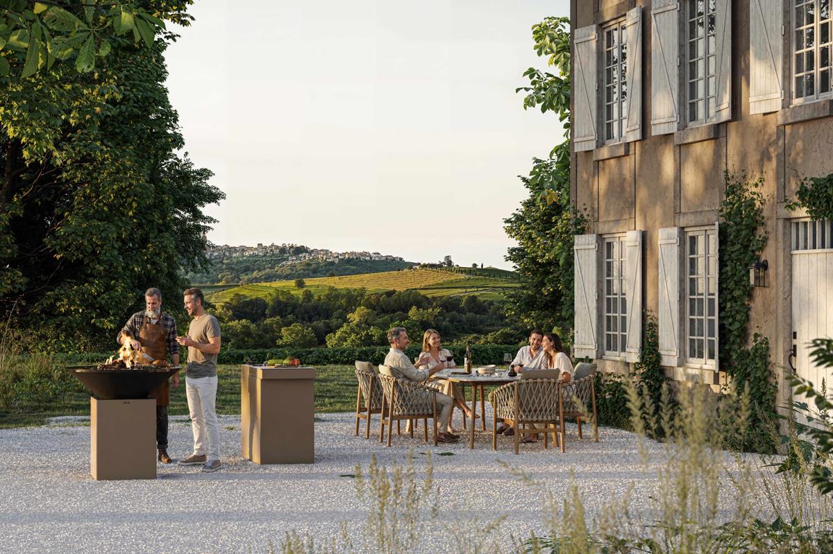 De OFYR Signature Planca 100 in de kleur Taupe, prijs €2.395. OFYR PRO Connect Mise & Place Module Taupe, prijs €6.495.