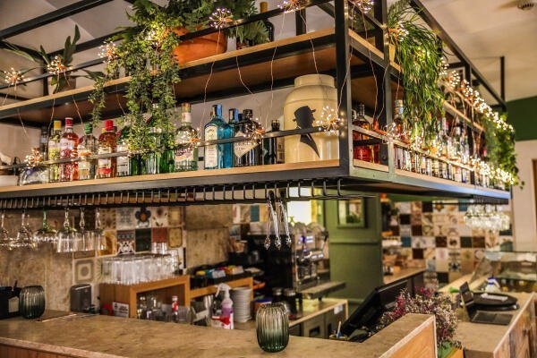 cocktail in de stijlvolle Bar 1855 Gin Garden