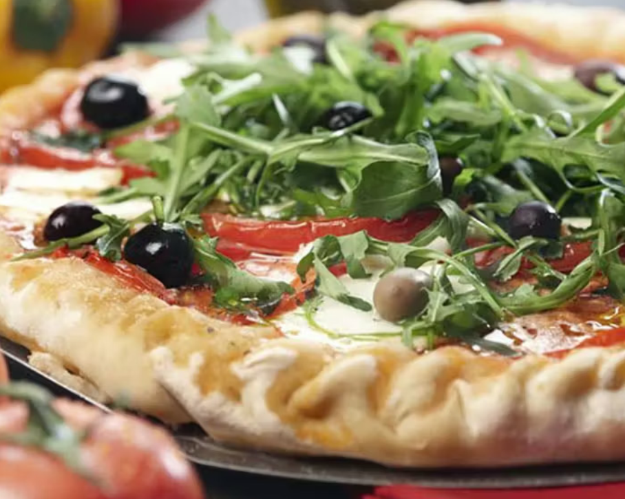 Pizza met mozzarella en rucola