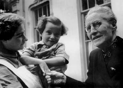 Rechts: Dr. Christine Bader, Foto Christine Bader Stichting Irene KinderZiekenhuis. Fotograaf onbekend.