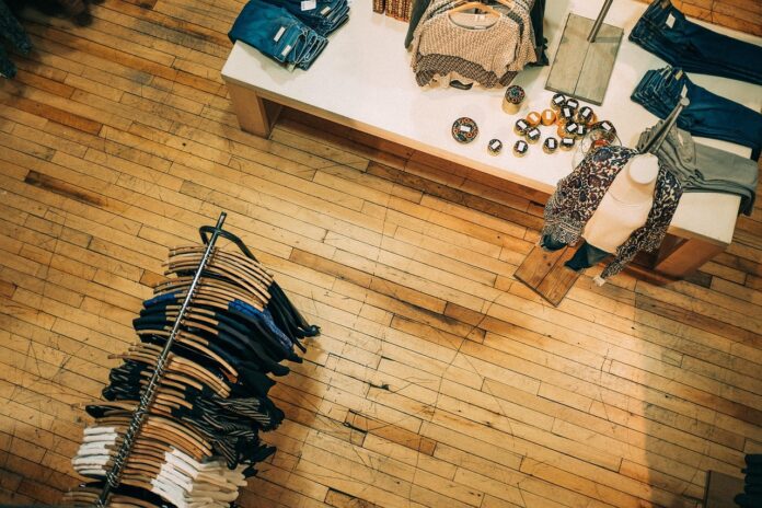 Modekleuren en trends van dit seizoen: ontdek de nieuwste stijlen