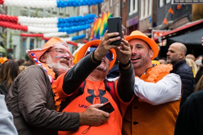 Koningsdag 2025: oranjegekte, haring en gekke hoedjes