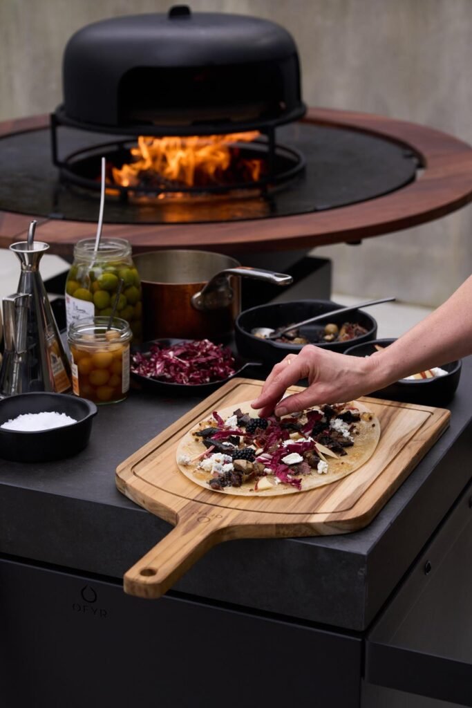OFYR Serving Boards Set of 3, prijs €179. OFYR Pizza Oven 100, prijs €395.