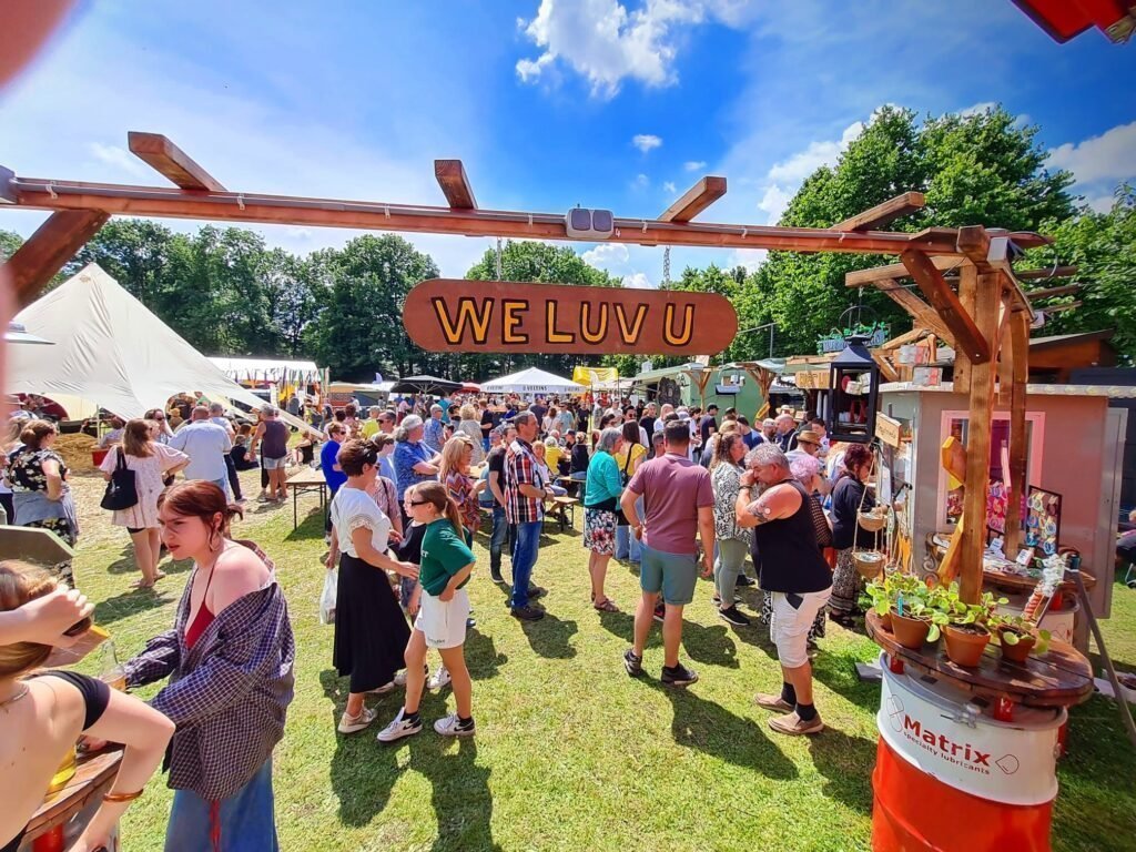 Bezoekers genieten van foodtrucks, livemuziek, entertainmentvoor jong en oud en bovenal: een warme, ongedwongen sfeer.