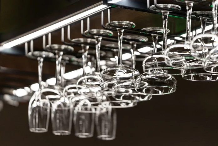 Waarom we een glas op zijn kop hangen of zetten