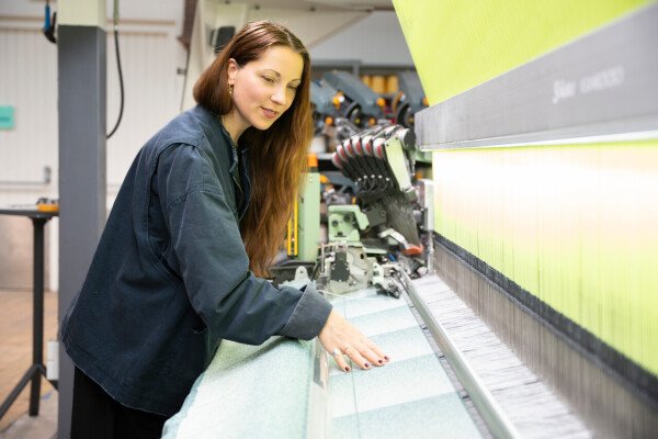 Mae Engelgeer in het TextielLab. Foto door Patty van den Elshout.