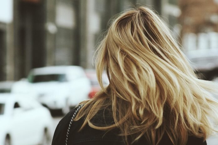 Blond of brunette: de eeuwige haarstrijd verklaard