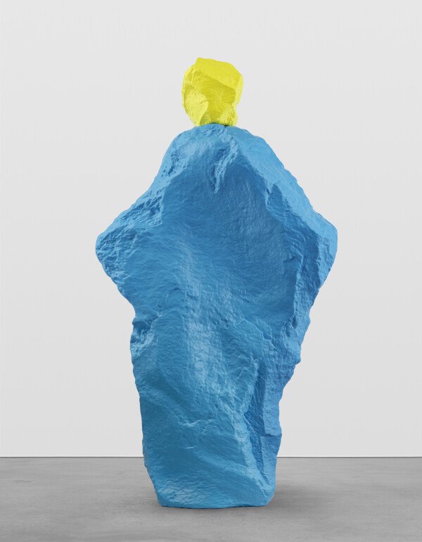 Te zien tijdens MATERIAL WORLDS: Ugo Rondinone, yellow blue monk (2020). Courtesy of the artist and Gladstone Gallery, New York