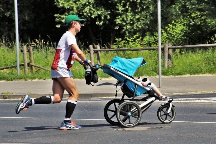 De moderne man combineert rennen, conditie en kinderen