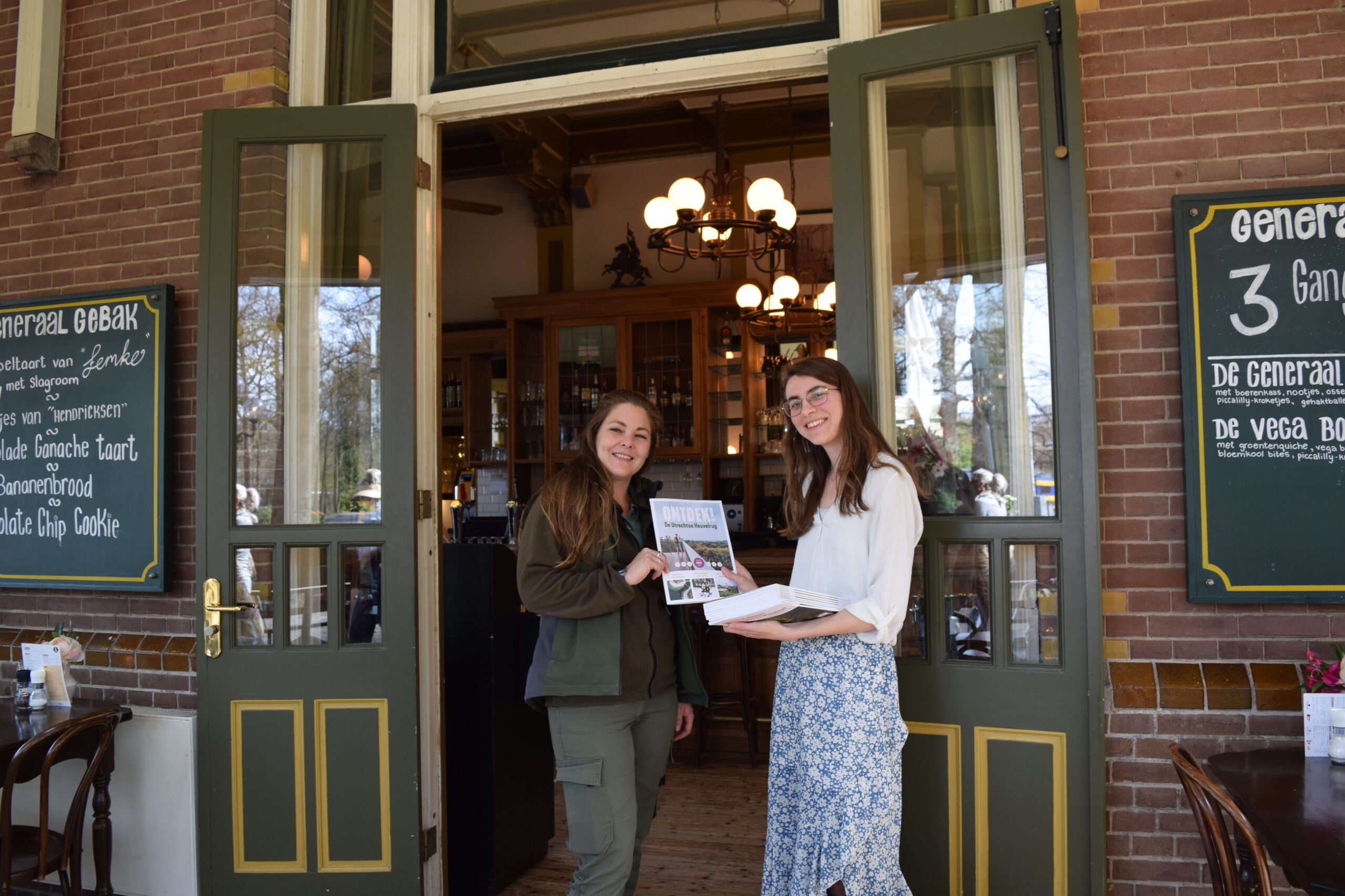 Eerste exemplaar overhandigd aan boswachter Sabrina Veltman.