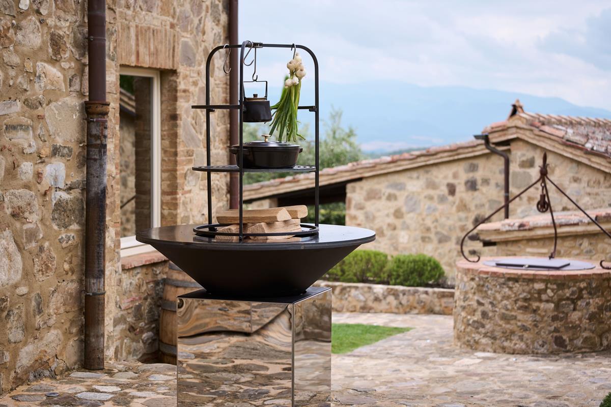 OFYR Cage 100, prijs €495. Grill Round 100, prijs €230. OFYR Tabl’O Cast Iron Casserole Set, prijs €95.