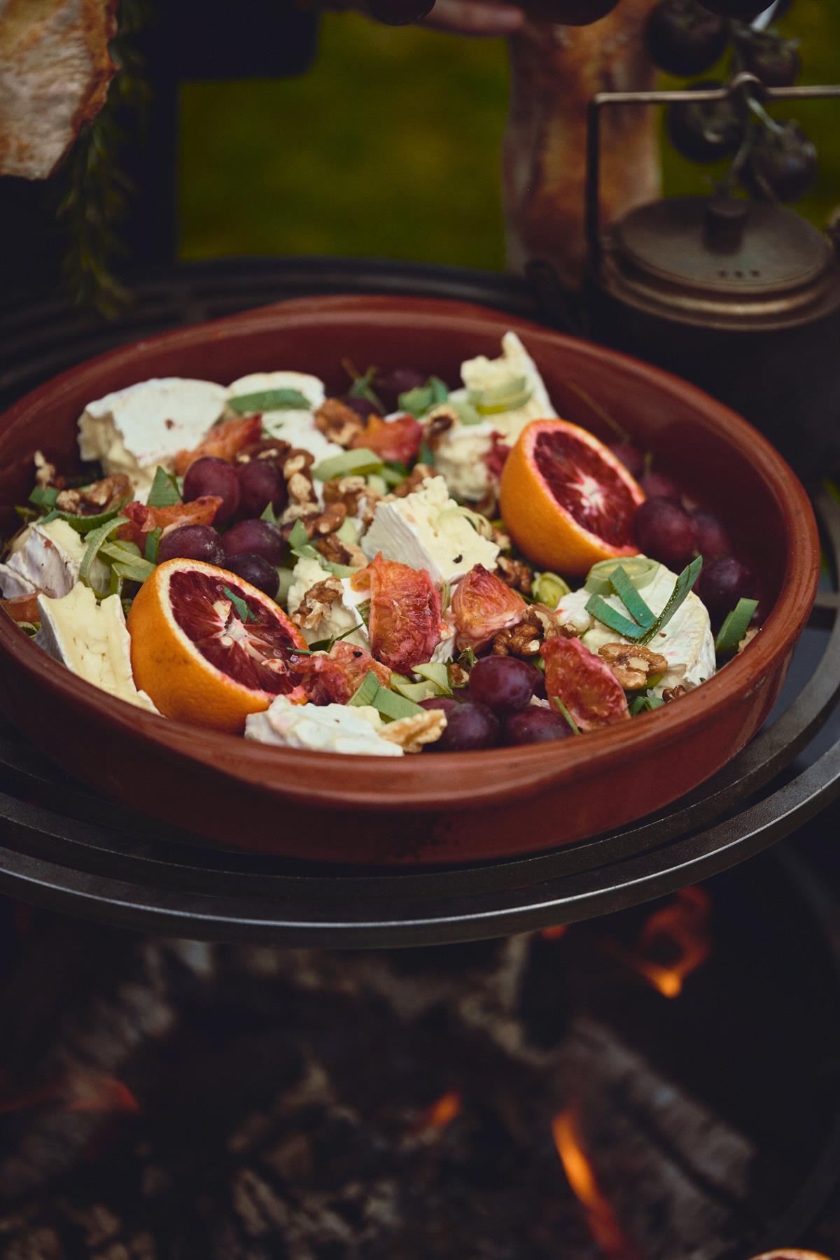 gegrilde camembert met bloedsinaasappel en druiven