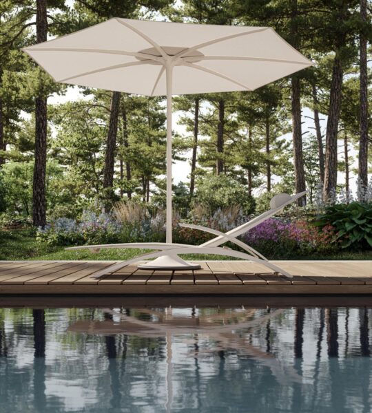 Openingsbeeld en foto hierboven: Palma-parasol, diameter 3m x hoogte 2,25m. Prijs exclusief voet vanaf €3.199, voet vanaf €1.249.
