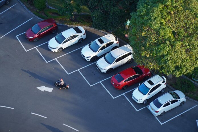 Parkeerstress: 18% kan niet inparkeren zonder camera of sensoren