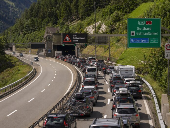 Komend weekend naar het Gardameer? Reken op uren file